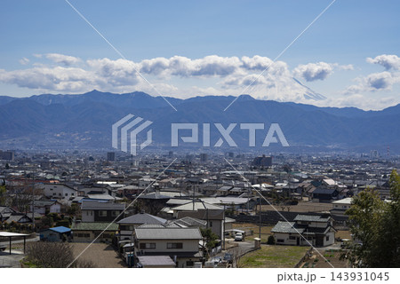 山梨県甲斐市と甲府市の街並みと富士山 山梨県甲斐市と甲府市の街並みと富士山 143931045