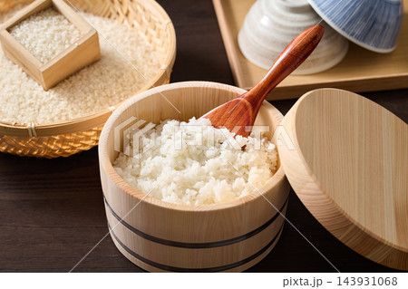 お櫃に移した炊き立てのご飯 143931068