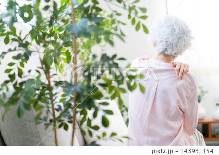 肩こりで苦しむシニア女性 143931154