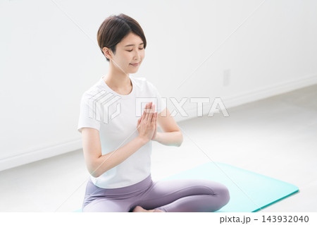 ヨガポーズをする若い女性　健康イメージ 143932040