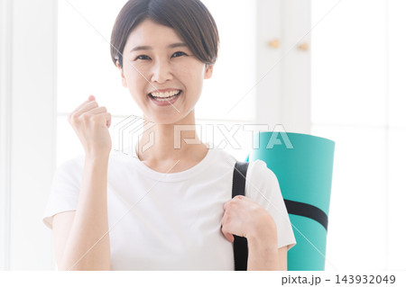 ヨガをする若い女性 健康イメージ ヨガをする若い女性 健康イメージ 143932049