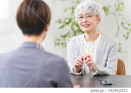 ビジネススーツを着ている若い女性とシニア女性　ビジネスイメージ 143932072