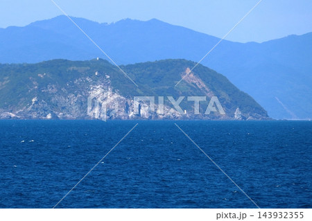 沖合から眺める沼島の上立神岩（兵庫県南あわじ市） 143932355