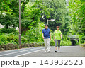 ウオーキングをするシニアの夫婦 143932523