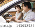 車で出かけるシニアの夫婦 143932524