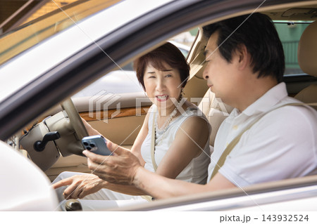 車で出かけるシニアの夫婦 車で出かけるシニアの夫婦 143932524