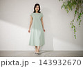 ワンピースを着て微笑む笑顔の上品なミドル女性 143932670