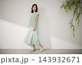 ワンピースを着て微笑む笑顔の上品なミドル女性 143932671