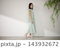 ワンピースを着て微笑む笑顔の上品なミドル女性 143932672