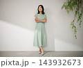 ワンピースを着て微笑む笑顔の上品なミドル女性 143932673