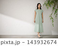 ワンピースを着て微笑む笑顔の上品なミドル女性 143932674