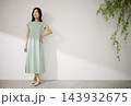 ワンピースを着た笑顔の上品なミドル女性 143932675