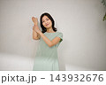 ワンピースを着た笑顔の上品なミドル女性 143932676