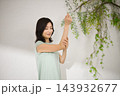 ワンピースを着た笑顔の上品なミドル女性 143932677
