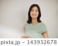 ワンピースを着た笑顔の上品なミドル女性 143932678