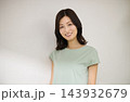 ワンピースを着た笑顔の上品なミドル女性 143932679