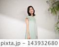 ワンピースを着た笑顔の上品なミドル女性 143932680