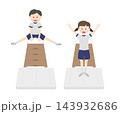 跳び箱をする体操服の子供たち 143932686
