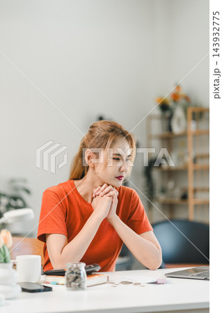 Financial stress of an entrepreneur managing personal budget at home 143932775