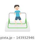 室内用鉄棒をする男の子 143932946