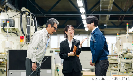 作業員を仲介する女性。紹介、M&A、事業承継、人材、派遣、工場、製造業、採用、営業、案内、商談、提携 作業員を仲介する女性。紹介、M&A、事業承継、人材、派遣、工場、製造業、採用、営業、案内、商談、提携 143933756