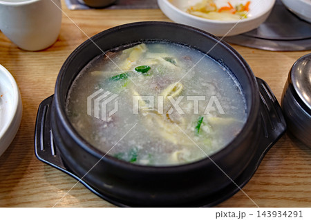本場のソルロンタン 韓国の牛骨スープ料理 本場のソルロンタン 韓国の牛骨スープ料理 143934291
