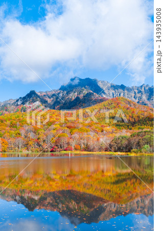 鏡池と戸隠山(秋) 鏡池と戸隠山(秋) 143935008