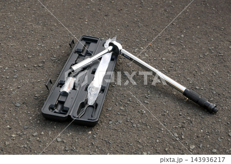 工具、トルクレンチ、レンチ、タイヤ、タイヤ交換、器具、アルミ、車輪、交換、ボルト、作業、車、ナット 143936217