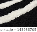 黒と白のボーダー柄のふわふわした毛布 143936705