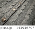 グレーのケーブル編みカーディガンとボタン 143936707
