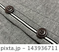 グレーのニットと装飾ボタン 143936711