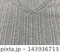 グレーのVネックリブニット生地 143936713
