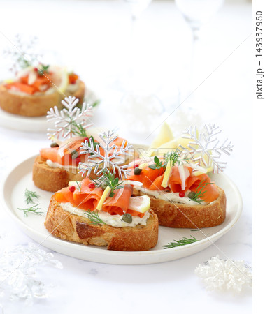 クリスマス　サーモンとクリームチーズのブルスケッタ　オープンサンド　カナッペ　タルティーヌ 143937980