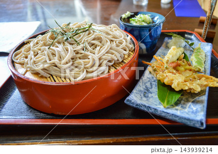 ざる蕎麦とサクサクの天ぷらの盛り合わせ 143939214