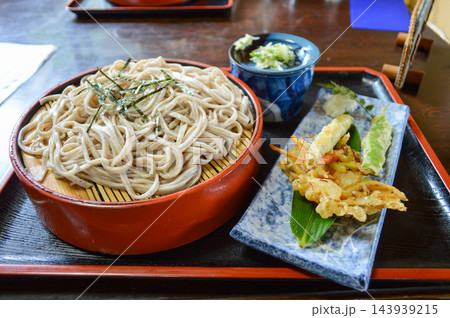 ざる蕎麦とサクサクの天ぷらの盛り合わせ ざる蕎麦とサクサクの天ぷらの盛り合わせ 143939215