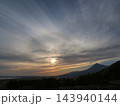 磐梯山の夕景。山のシルエットと雲に現れた光のリングとのコラボレーション印象的で綺麗だ。 143940144
