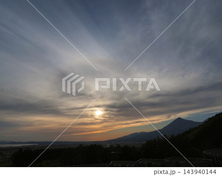 磐梯山の夕景。山のシルエットと雲に現れた光のリングとのコラボレーション印象的で綺麗だ。 143940144