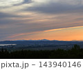 夕暮れ時、オレンジ色の淡いグラデーション印象的で綺麗だ 143940146
