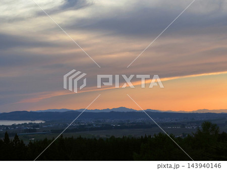 夕暮れ時、オレンジ色の淡いグラデーション印象的で綺麗だ 143940146