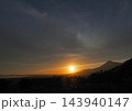 磐梯山の麓に沈む夕日。オレンジ色の空がカーテンの様に斜めに仕切られて印象的で綺麗だ 143940147