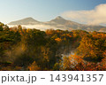 朝霧湧き立つ紅葉に染まった中瀬沼展望台から望む磐梯山の風景 Ver1 朝霧湧き立つ紅葉に染まった中瀬沼展望台から望む磐梯山の風景 Ver1 143941357