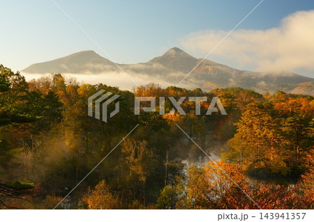 朝霧湧き立つ紅葉に染まった中瀬沼展望台から望む磐梯山の風景 Ver1 朝霧湧き立つ紅葉に染まった中瀬沼展望台から望む磐梯山の風景 Ver1 143941357