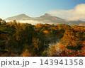 朝霧湧き立つ紅葉に染まった中瀬沼展望台から望む磐梯山の風景 Ver2 朝霧湧き立つ紅葉に染まった中瀬沼展望台から望む磐梯山の風景 Ver2 143941358