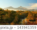朝霧湧き立つ紅葉に染まった中瀬沼展望台から望む磐梯山の風景 Ver3 朝霧湧き立つ紅葉に染まった中瀬沼展望台から望む磐梯山の風景 Ver3 143941359