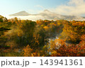 朝霧湧き立つ紅葉に染まった中瀬沼展望台から望む磐梯山の風景 Ver5 朝霧湧き立つ紅葉に染まった中瀬沼展望台から望む磐梯山の風景 Ver5 143941361