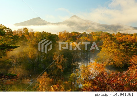 朝霧湧き立つ紅葉に染まった中瀬沼展望台から望む磐梯山の風景　Ver5 143941361