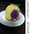 秋の味覚を楽しむ紫芋入りのモンブランタルト 143941607