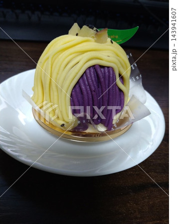 秋の味覚を楽しむ紫芋入りのモンブランタルト 143941607
