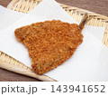 ザルの上に置かれたアジフライ 143941652