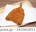 ザルの上に置かれたアジフライ 143941653
